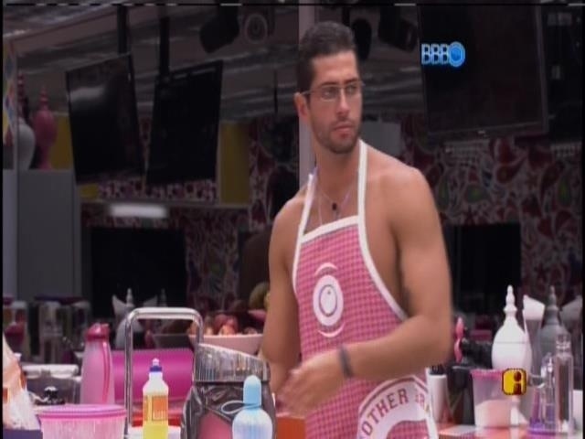 28.fev.2014 - De óculos e avental, Marcelo vai pra cozinha preparar almoço