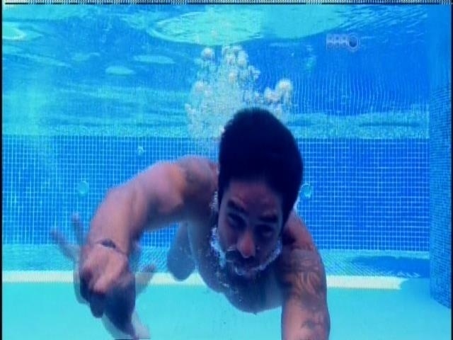 28.fev.2014 - Diego dá um mergulho na piscina