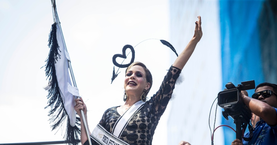 1.mar.2014 - Porta-estandarte do Cordão do Bola Preta, a atriz Leandra Leal desfila com o bloco no centro do Rio de Janeiro