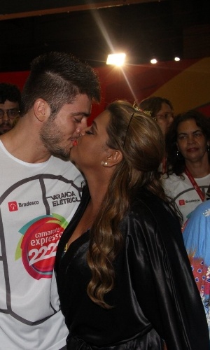 1.mar.2014 - Preta Gil ganha beijo do noivo Rodrigo Godoy antes de se apresentar no camarote do pai, o músico Gilberto Gil, no Carnaval de Salvador