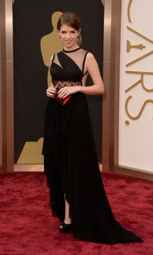 2.mar.2014 - A atriz Anna Kendrick chega à cerimônia do Oscar 2014