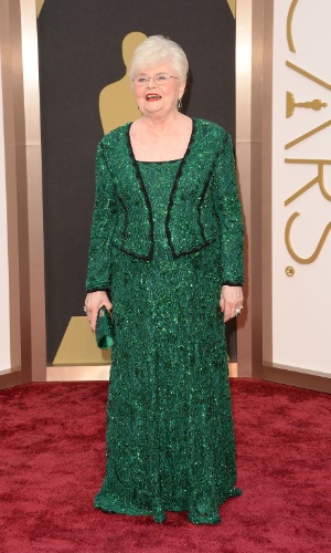 2.mar.2014 - A atriz June Squibb chega ao tapete vermelho do Oscar 2014