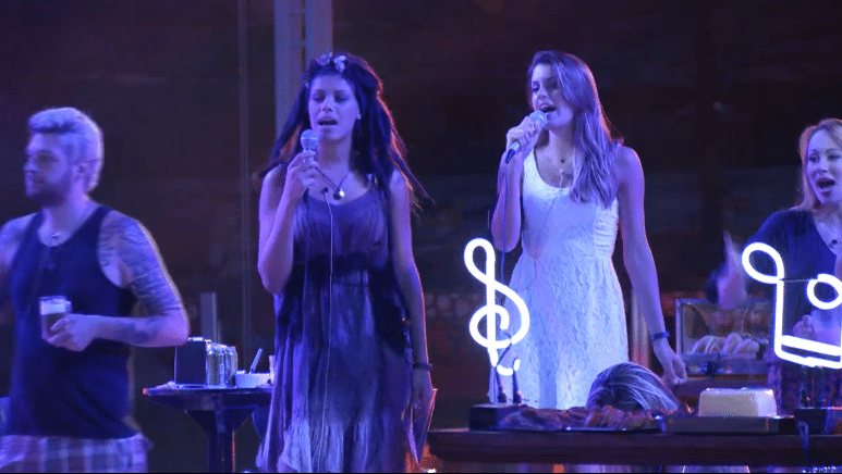 2.mar.2014 - Franciele e Angela cantam na Festa Karaokê, considerada pelos internautas como o evento mais chato desta edição do reality