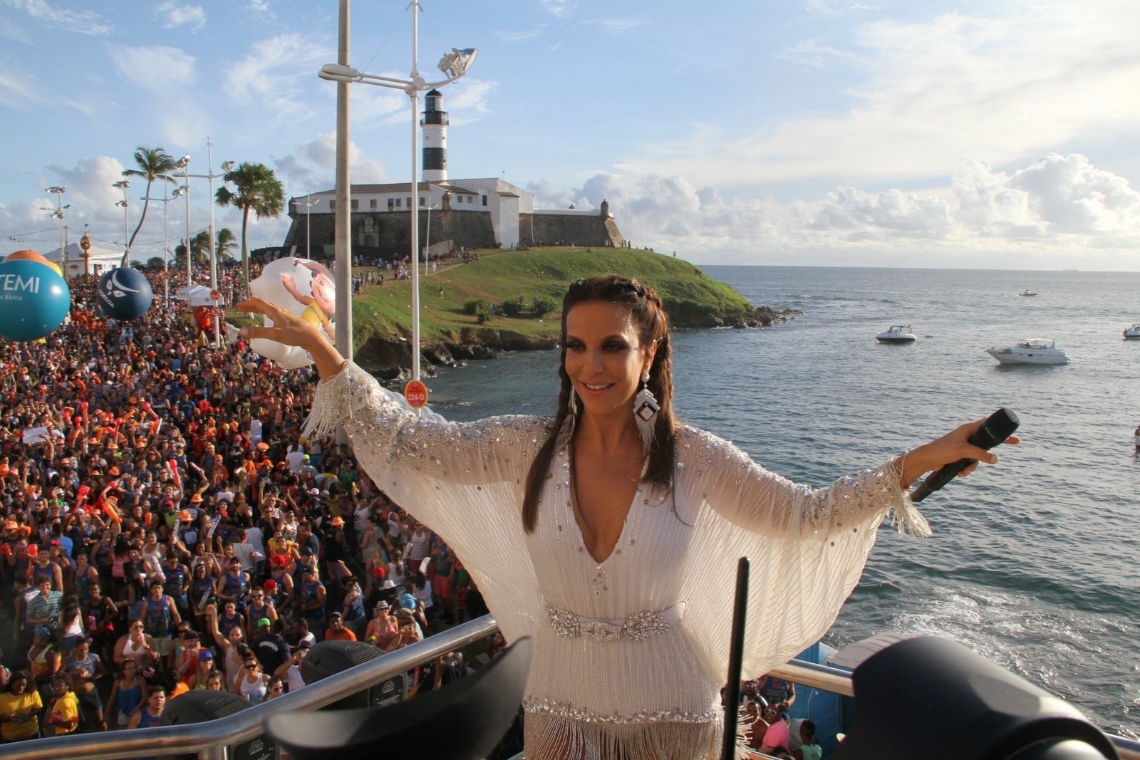 03.mar.2014 - Com vestido de cristais, Ivete Sangalo agita foliões no quinto dia de Carnaval de Salvador, no Circuito Dodô (Barra). - Dilson Silva / AgNews