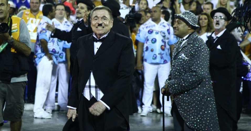3.mar.2014 - Homenageado pela Beija-Flor, Boni entra no desfile vestido de Charlie Chaplin, um de seus ídolos