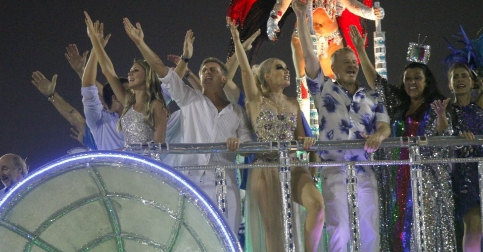 3.mar.2014 - Luciano Huck, Angélica, Miguel Falabella, Regina Casé e Maitê Proença desfilam em carro da Beija-Flor, que homenageou Boni em seu desfile