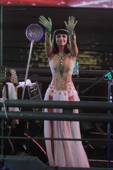 3.mar.2014 - A cantora Paula Fernandes sobe vestida de Cleópatra no trio de Asa de Águia, em Salvador.