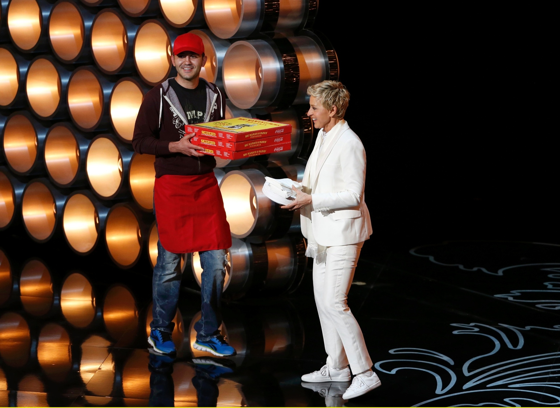 Apresentadora Ellen DeGeneres recebe pizzas durante Oscar 2014 - Lucy Nicholson/Reuters