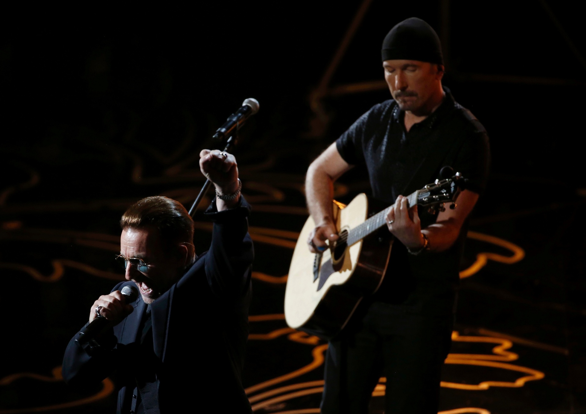 Banda irlandesa U2 apresenta a música "Ordinary Love" Oscar 2014 - Lucy Nicholson/Reuters
