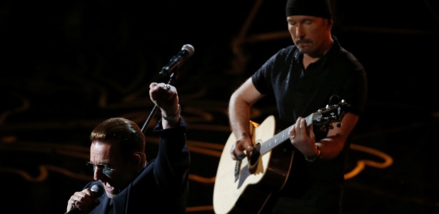 A banda irlandesa U2 apresenta a música "Ordinary Love" no Oscar 2014 - Lucy Nicholson/Reuters