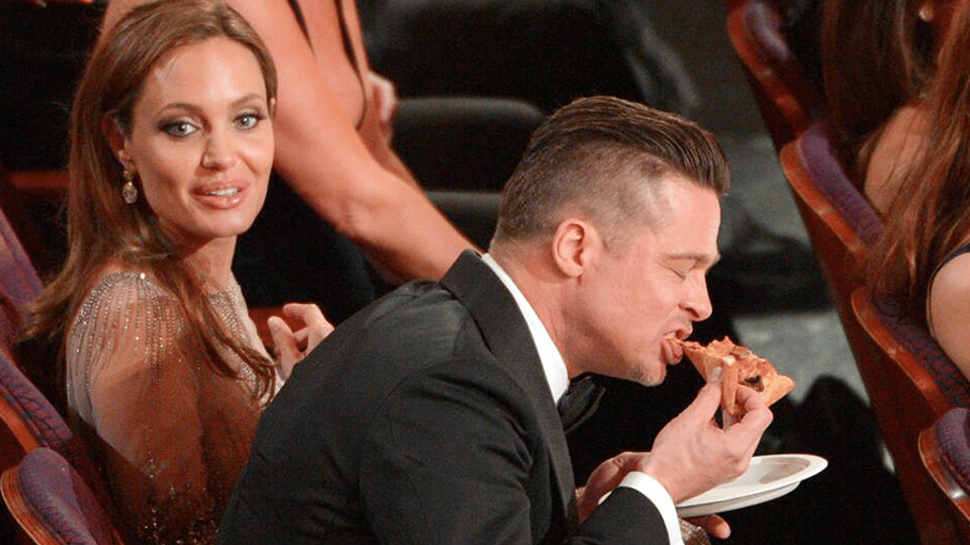 Brad Pitt come um pedaço de pizza no Oscar 2014 - Reprodução/Wonderwall MSN