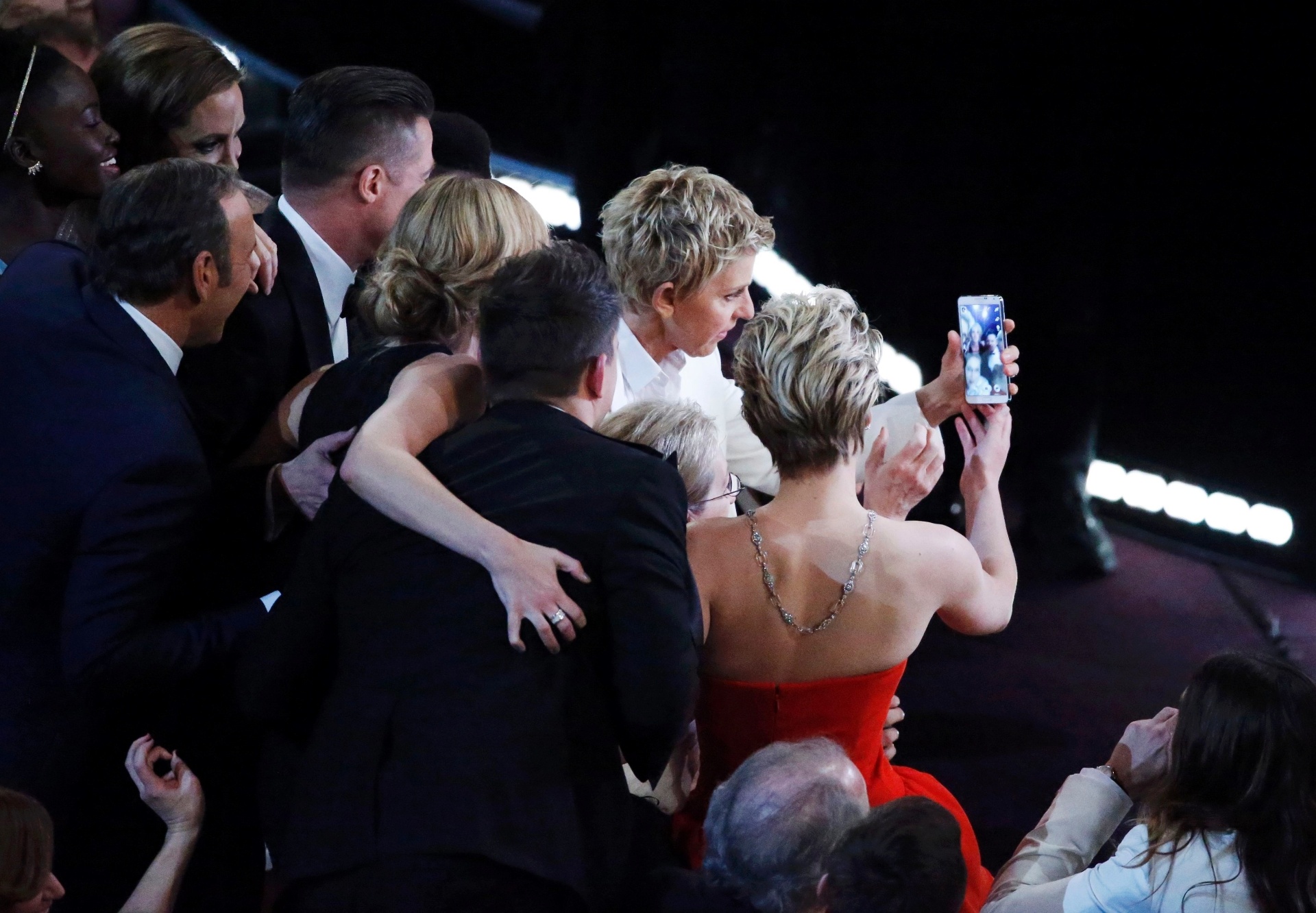 Ellen DeGeneres faz "selfie coletivo" durante oscar 2014 - Lucy Nicholson/Reuters