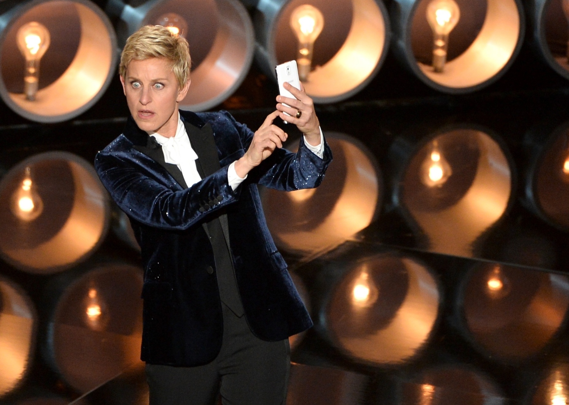 Ellen DeGeneres faz selfie durante oscar 2014 - Kevin Winter/Getty Images/AFP