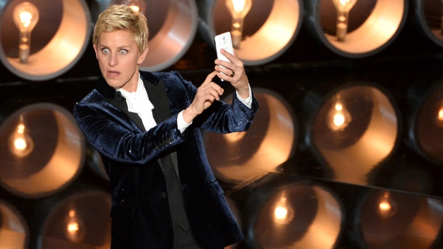 Ellen DeGeneres faz selfie durante oscar 2014 - Kevin Winter/Getty Images/AFP