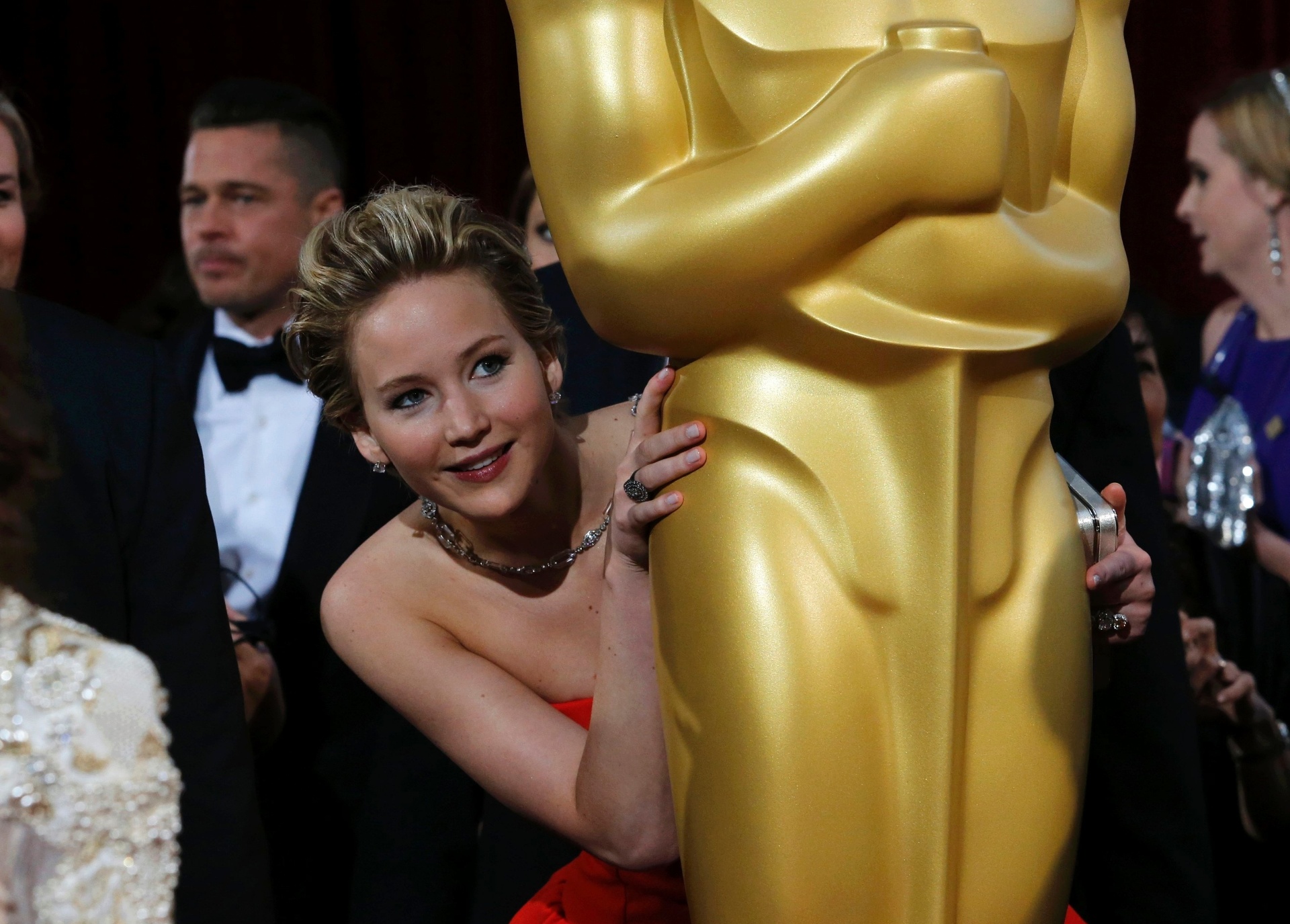 Jennifer Lawrence brinca com estatueta gigante - Adrees Latif/Reuters