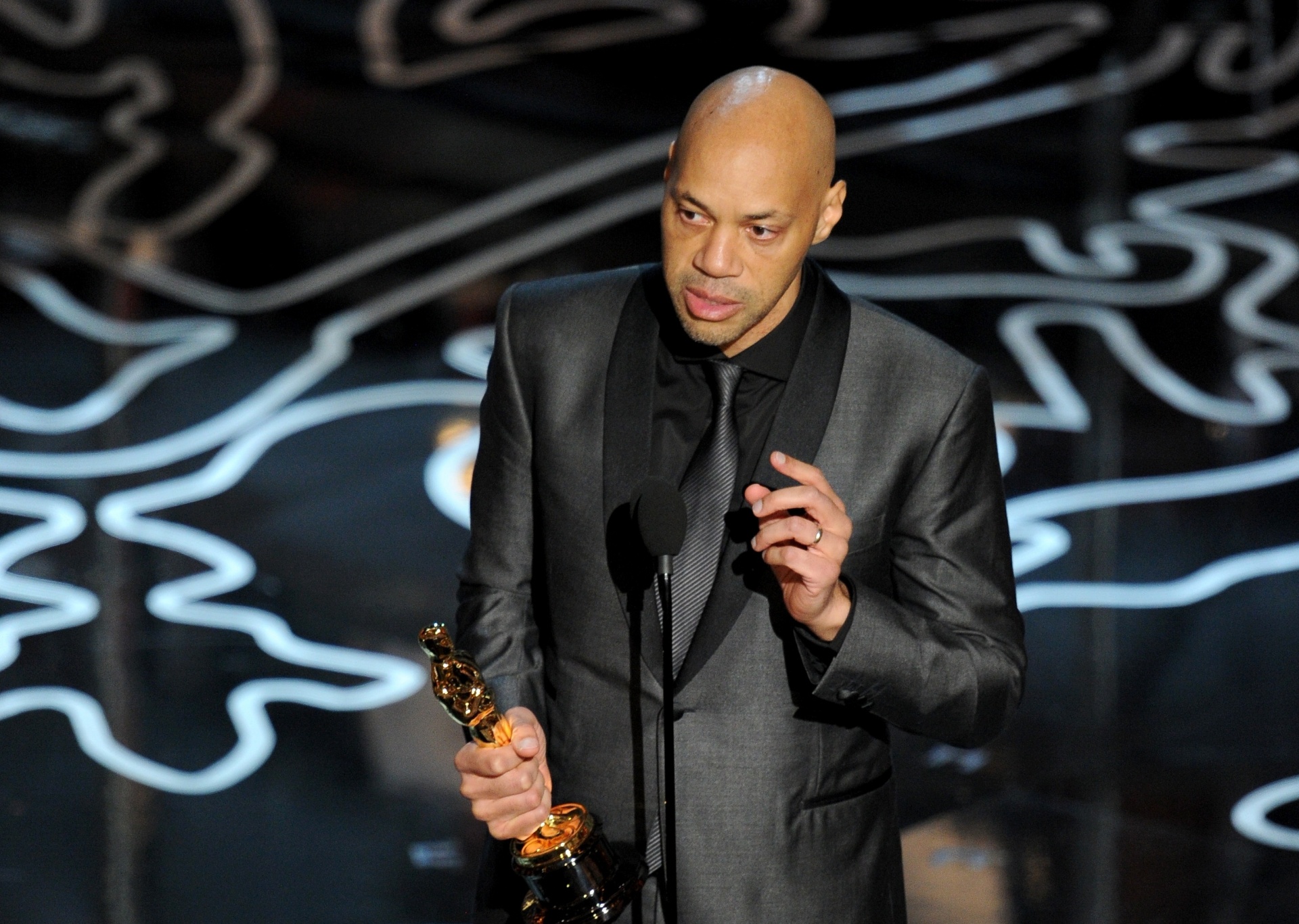 John Ridley recebe o Oscar de Melhor Roteiro Adaptado por "12 Anos de Solidão" - Kevin Winter/Getty Images