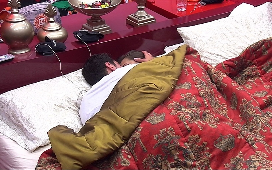 2.mar.2014 - Marcelo e Angela dormem no quarto do líder