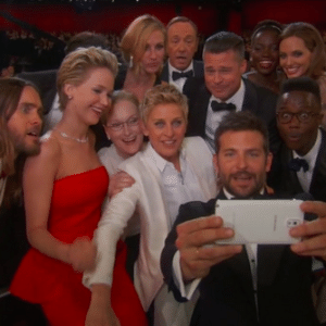 Atores posam para 'selfie' com Ellen DeGeneres