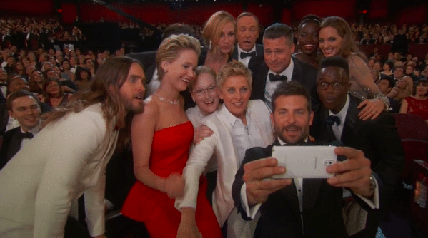 Ellen DeGeneres faz 'selfie' com astros no Oscar e bate recorde de Obama