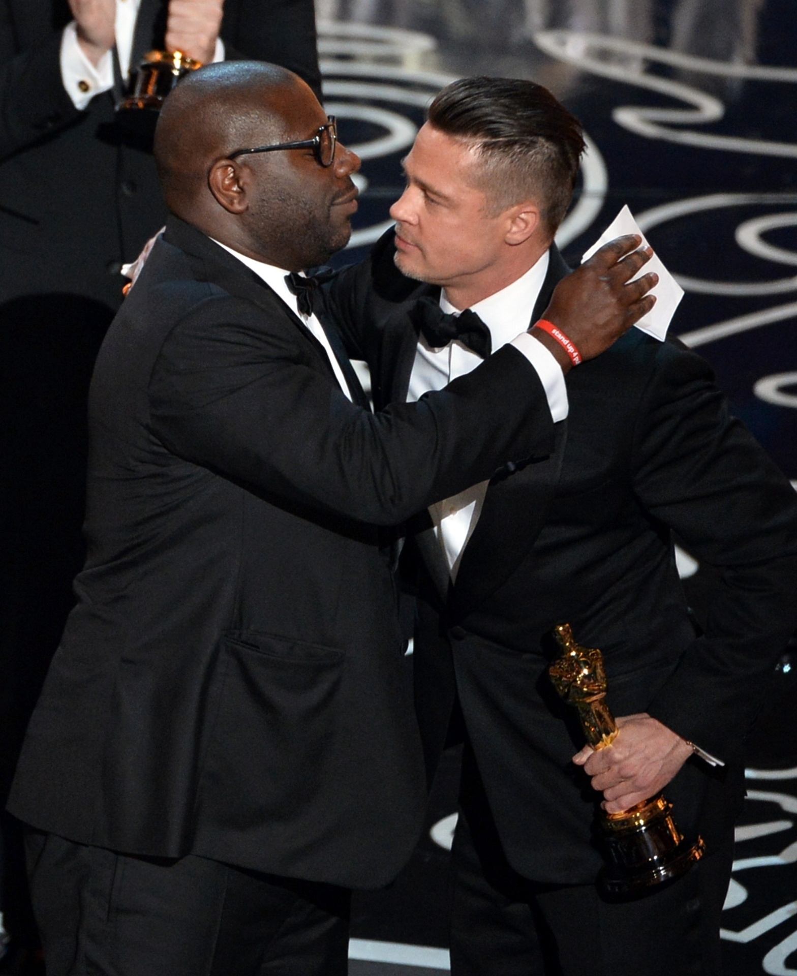 Steve McQueen (esq.) e o Brad Pitt celebram Oscar de Melhor Filme "12 Anos de Escravidão" - Kevin Winter/Getty Images