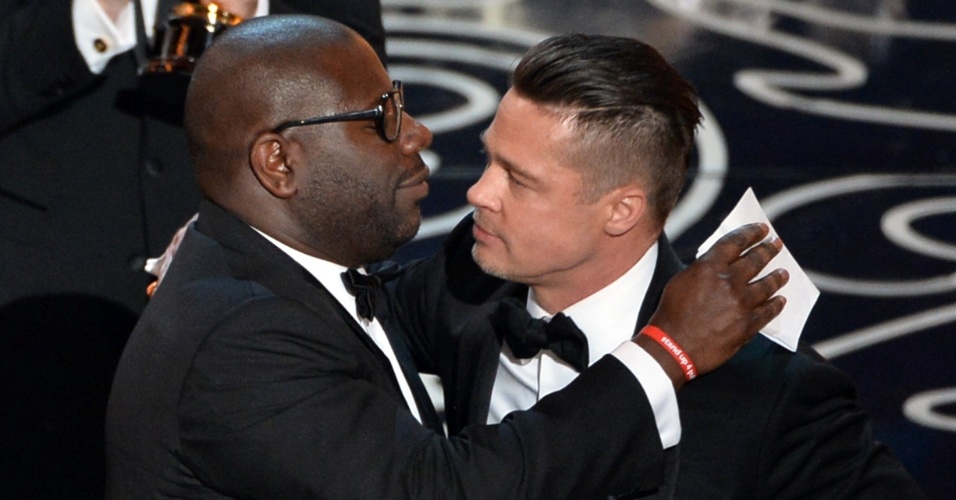 Steve McQueen (esq.) e o Brad Pitt celebram Oscar de Melhor Filme "12 Anos de Escravidão"