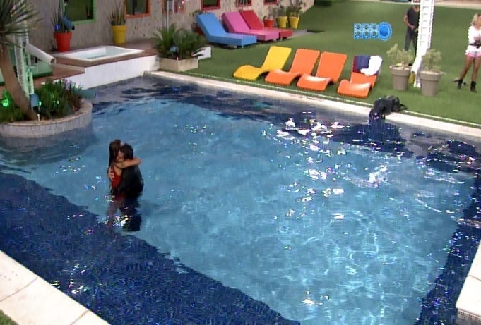 04.mar.2014 - Angela e Marcelo caem na piscina em comemoração à permanência da advogada