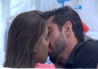 Em clima de romance, Marcelo troca beijos com Angela pouco antes do paredão - Reprodução/TV Globo