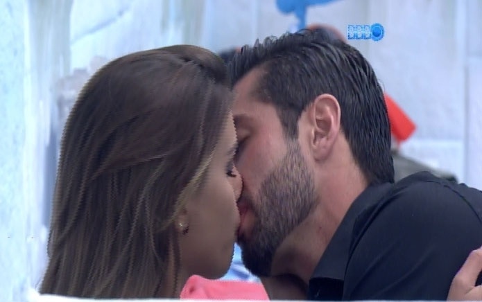 04.mar.2014 - Angela e Marcelo trocam beijos e carícias minutos antes do paredão