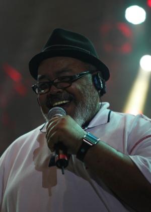 3.mar.2014 - Jorge Aragão canta clássicos do samba para o público recifense no Marco Zero - Geyson Magno/UOL