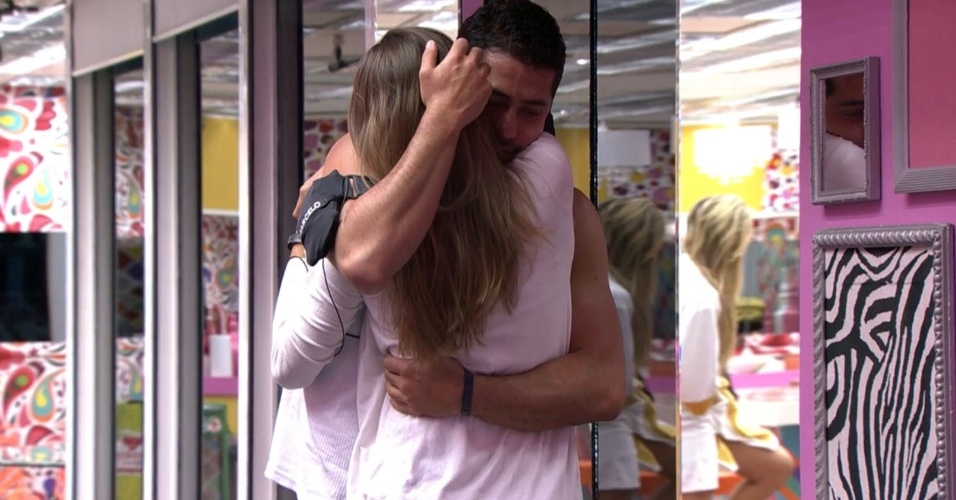 4.mar.2014 - Marcelo abraça Angela e deseja boa sorte no paredão