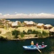 Ilhas Uros - Peru: A civilização pré-inca chamada Uros encontrou sobre as águas do lago Titicaca o espaço para chamar de lar. Uma planta aquática chamada totora é a base para a construção de balsas, e delas, consequentemente, ilhas que flutuam sobre as águas do rio e servem de moradia para esse povo. Hoje são 42 ilhas abrigando centenas de pessoas - Divulgação