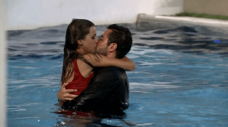 04.mar.2014 - O casal Angela e Marcelo se beijam dentro da piscina em comemoração ao retorno da sister do paredão