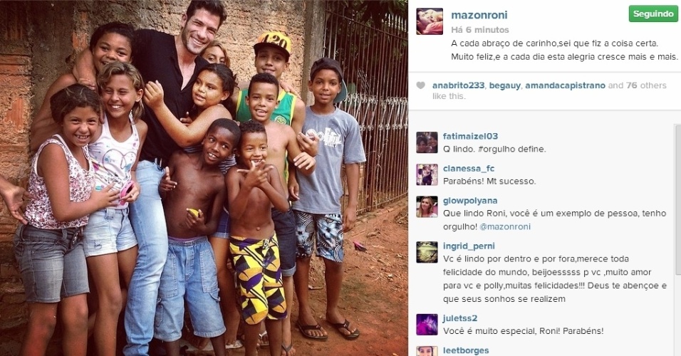 05.mar.2014 - Roni publica foto rodeado de crianças e escreve: 