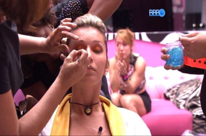 05.mar.2014 - Tatiele recebe a atenção de maquiadores e, aos fundos, na imagem, Aline enxuga as lágrimas