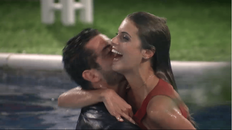 4.mar.2014 - Angela grita "vai ter que me engolir" ao cair na piscina com Marcelo