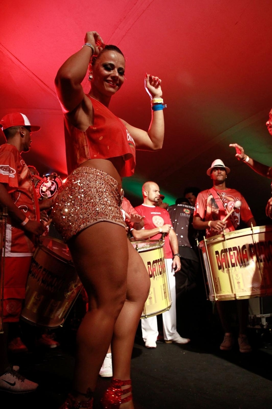 5.jan.2014 - Rainha do Salgueiro, Viviane Araújo samba ao som da bateria da escola no camarote Brahma, em Salvador
