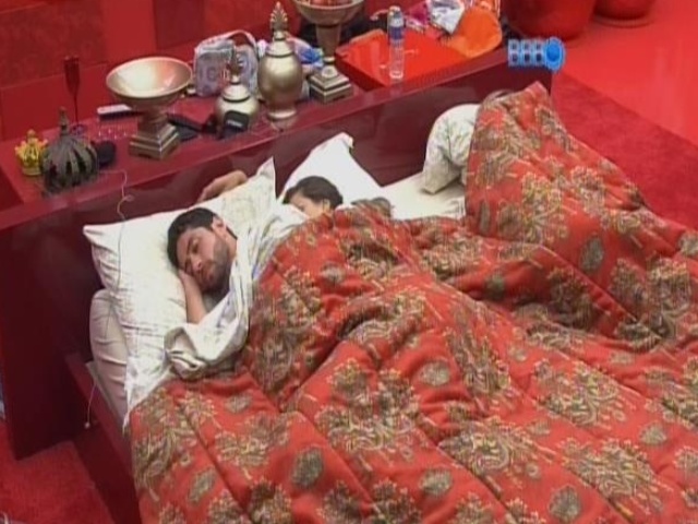 5.mar.2014 - Marcelo e Angela dormem abraçados no quarto da líder Tatiele