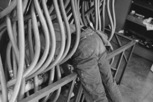 "Accelerateur Lineaire". Cartier-Bresson retrata operário trabalhando, EUA (1967) - Henri Cartier-Bresson/Magnum Photos/Fondation Henri Cartier-Bresson