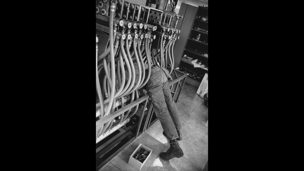 "Accelerateur Lineaire". Cartier-Bresson retrata operário trabalhando, EUA (1967) - Henri Cartier-Bresson/Magnum Photos/Fondation Henri Cartier-Bresson