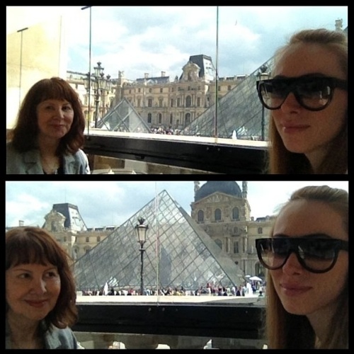 Aline posa com a mãe, Maria Ledi Moraes, em viagem a Paris. Ao fundo, o museu do Louvre.