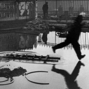 "Derniere la gare Saint Lazare". O artista, que concebeu a ideia de "momento decisivo", registra ação junto à estação de trem de Saint Lazare, em Paris (1932) - Henri Cartier-Bresson/Magnum Photos/Fondation Henri Cartier-Bresson
