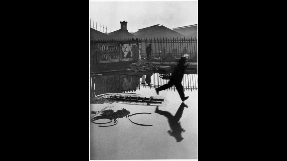 "Derniere la gare Saint Lazare". O artista, que concebeu a ideia de "momento decisivo", registra ação junto à estação de trem de Saint Lazare, em Paris (1932) - Henri Cartier-Bresson/Magnum Photos/Fondation Henri Cartier-Bresson
