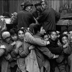 "Foule attendant devant un banque". Fila de clientes de banco em Xangai, na China pré-revolução (1948) - Henri Cartier-Bresson/Magnum Photos/Fondation Henri Cartier-Bresson