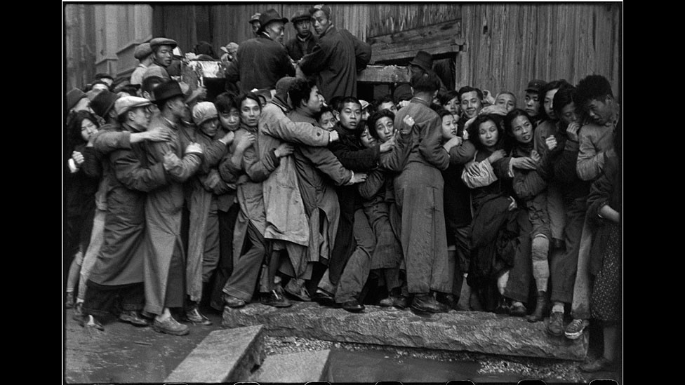 "Foule attendant devant un banque". Fila de clientes de banco em Xangai, na China pré-revolução (1948) - Henri Cartier-Bresson/Magnum Photos/Fondation Henri Cartier-Bresson