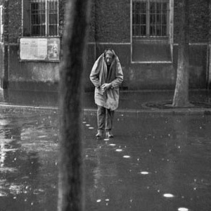 "Giacometti, rue d´ Alesia". Cartier-Bresson registra o escultor italiano Alberto Giacometti caminhando na chuva, em Paris (1961) - Henri Cartier-Bresson/Magnum Photos/Fondation Henri Cartier-Bresson
