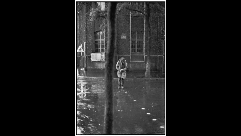 "Giacometti, rue d´ Alesia". Cartier-Bresson registra o escultor italiano Alberto Giacometti caminhando na chuva, em Paris (1961) - Henri Cartier-Bresson/Magnum Photos/Fondation Henri Cartier-Bresson