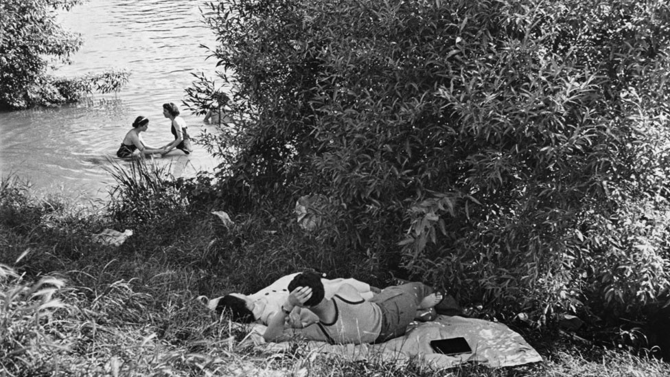 "Premiers conges payes". Registro à beira do rio Sena (1936) - Henri Cartier-Bresson/Magnum Photos/Fondation Henri Cartier-Bresson