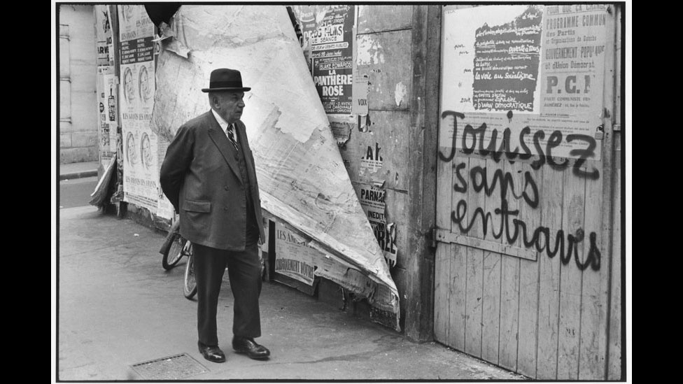 "Rue de Vaugirard". O fotógrafo acompanhou também os acontecimentos do Maio de 68 em Paris (1968) - Henri Cartier-Bresson/Magnum Photos/Fondation Henri Cartier-Bresson