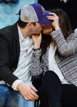 Ashton Kutcher e Mila Kunis se beijam no jogo do Los Angeles Lakers, em Los Angeles