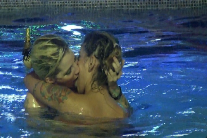 6.mar.2014 - Clara e Vanessa se beijam em noite divertida na piscina